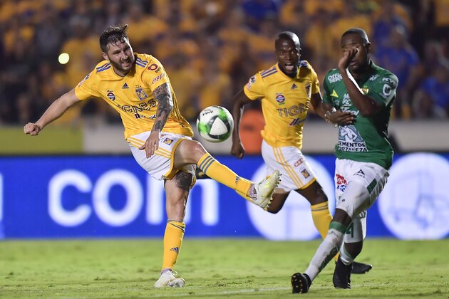 MONTERREY, MEXICO - MAY 23: Andre-Pierre Gignac, #10 of Tigres, kicks the ball towards Andrés Mosquera, #4 of León, during the Final first leg match between Tigres UANL and Leon as part of the Torneo Clausura 2019 Liga MX at Universitario Stadium on May 23, 2019 in Monterrey, Mexico. (Photo by Azael Rodriguez/Getty Images)