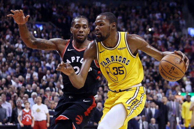 TORONTO, ON - NOVEMBER 29:  Kevin Durant #35 of the Golden State Warriors dribbles the ball as Kawhi Leonard #2 of the Toronto Raptors defends during the second half of an NBA game at Scotiabank Arena on November 29, 2018 in Toronto, Canada.  NOTE TO USER: User expressly acknowledges and agrees that, by downloading and or using this photograph, User is consenting to the terms and conditions of the Getty Images License Agreement.  (Photo by Vaughn Ridley/Getty Images)