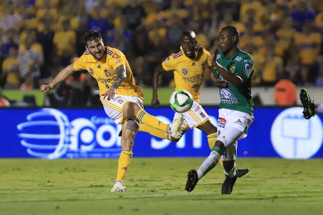 MONTERREY, MEXICO - MAY 23: Andre-Pierre Gignac (L) of Tigres  fights for the ball with Andres Mosquera (R) of Leon during the Final first leg match between Tigres UANL and Leon as part of the Torneo Clausura 2019 Liga MX at Universitario Stadium on May 23, 2019 in Monterrey, Mexico. (Photo by Alfredo Lopez/Jam Media/Getty Images)
