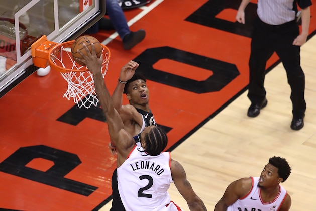 TORONTO, ONTARIO - MAY 25: Kawhi Leonard #2 of the Toronto Raptors dunks the ball during the second half against Giannis Antetokounmpo #34 of the Milwaukee Bucks in game six of the NBA Eastern Conference Finals at Scotiabank Arena on May 25, 2019 in Toronto, Canada. NOTE TO USER: User expressly acknowledges and agrees that, by downloading and or using this photograph, User is consenting to the terms and conditions of the Getty Images License Agreement. (Photo by Claus Andersen/Getty Images)