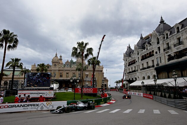 MONTE-CARLO, MONACO - MAY 26: Lewis Hamilton of Great Britain driving the (44) Mercedes AMG Petronas F1 Team Mercedes W10 leads Max Verstappen of the Netherlands driving the (33) Aston Martin Red Bull Racing RB15 on track during the F1 Grand Prix of Monaco at Circuit de Monaco on May 26, 2019 in Monte-Carlo, Monaco. (Photo by Charles Coates/Getty Images)