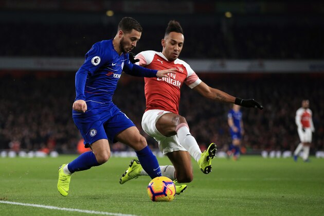 LONDON, ENGLAND - JANUARY 19: Pierre-Emerick Aubameyang of Arsenal in action with Eden Hazard of Chelsea during the Premier League match between Arsenal FC and Chelsea FC at Emirates Stadium on January 19, 2019 in London, United Kingdom. (Photo by Marc Atkins/Getty Images)