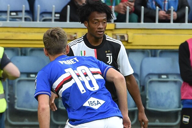 GENOA, ITALY - MAY 26: Juan Cuadrado of Juventus and Dennis Praet of UC Sampdoria during the Serie A match between UC Sampdoria and Juventus at Stadio Luigi Ferraris on May 26, 2019 in Genoa, Italy. (Photo by Paolo Rattini/Getty Images)