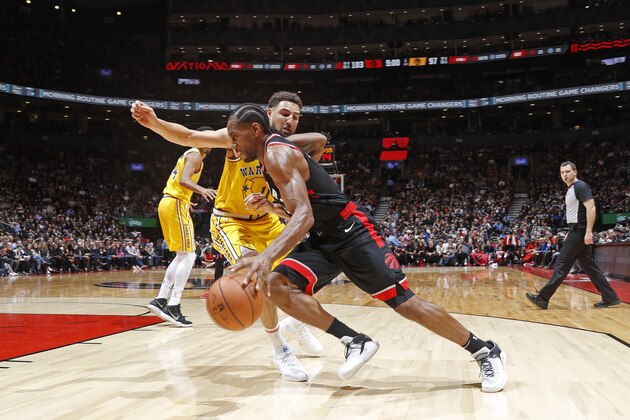 TORONTO, CANADA - NOVEMBER 29: Kawhi Leonard #2 of the Toronto Raptors handles the ball against the Golden State Warriors on November 29, 2018 at the Scotiabank Arena in Toronto, Ontario, Canada.  NOTE TO USER: User expressly acknowledges and agrees that, by downloading and or using this Photograph, user is consenting to the terms and conditions of the Getty Images License Agreement.  Mandatory Copyright Notice: Copyright 2018 NBAE (Photo by Mark Blinch/NBAE via Getty Images)