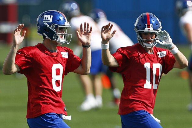 New York Giants quarterbacks Eli Manning (10) and Daniel Jones (8) warm up during an NFL football practice Monday, May 20, 2019, in East Rutherford, N.J. (AP Photo/Adam Hunger)