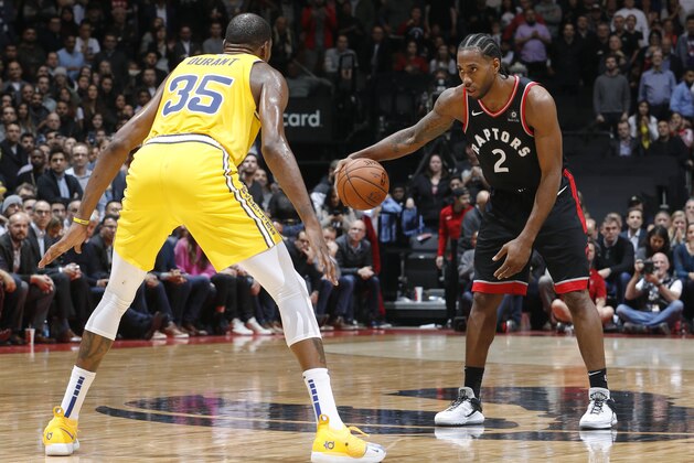 TORONTO, CANADA - NOVEMBER 29: Kevin Durant #35 of the Golden State Warriors defends Kawhi Leonard #2 of the Toronto Raptors on November 29, 2018 at Scotiabank Arena in Toronto, Ontario, Canada. NOTE TO USER: User expressly acknowledges and agrees that, by downloading and/or using this photograph, user is consenting to the terms and conditions of the Getty Images License Agreement. Mandatory Copyright Notice: Copyright 2018 NBAE (Photo by Mark Blinch/NBAE via Getty Images)