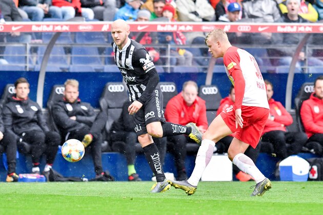 SALZBURG, AUSTRIA - MAY 12: Gernot Trauner of LASK and Erling Braut Haaland of Salzburg during the tipico Bundesliga match between RB Salzburg and LASK at Red Bull Arena Salzburg on May 12, 2019 in Salzburg, Austria. (Photo by Franz Kirchmayr/SEPA.Media /Getty Images)