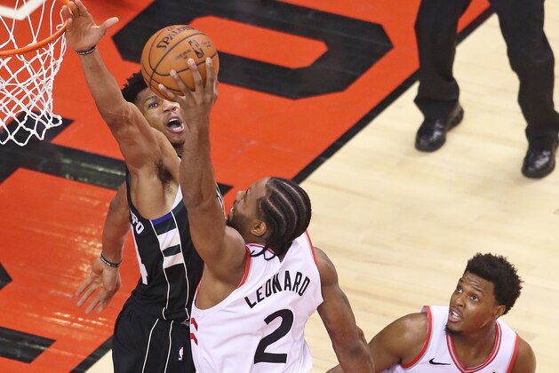 TORONTO, ON - MAY 25:  Giannis Antetokounmpo #34 of the Milwaukee Bucks tries to block Kawhi Leonard #2 of the Toronto Raptors during Game Six of the NBA Eastern Conference Final at Scotiabank Arena on May 25, 2019 in Toronto, Ontario, Canada. NOTE TO USER: user expressly acknowledges and agrees by downloading and/or using this Photograph, user is consenting to the terms and conditions of the Getty Images Licence Agreement. (Photo by Claus Andersen/Getty Images)