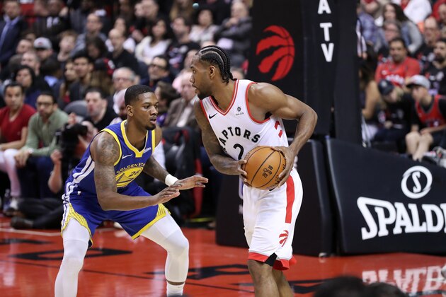 TORONTO, CANADA - MAY 30: Alfonzo McKinnie #28 of the Golden State Warriors defends Kawhi Leonard #2 of the Toronto Raptors during Game One of the NBA Finals on May 30, 2019 at Scotiabank Arena in Toronto, Ontario, Canada. NOTE TO USER: User expressly acknowledges and agrees that, by downloading and/or using this photograph, user is consenting to the terms and conditions of the Getty Images License Agreement. Mandatory Copyright Notice: Copyright 2019 NBAE (Photo by Joe Murphy/NBAE via Getty Images)