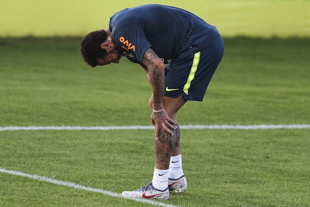 TERESOPOLIS, BRAZIL - MAY 28: Neymar Jr grabs his left knee during a training session of the Brazilian national football team at the squad's Granja Comary training complex on May 28, 2019 in Teresopolis, Brazil. (Photo by Buda Mendes/Getty Images)