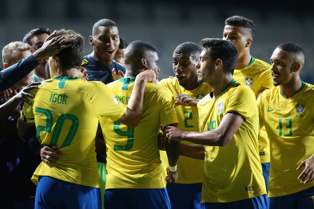 Brazil's Lincoln (C) celebrates with teammates after scoring against Argentina during their South American U-20 football match at El Teniente stadium in Rancagua, Chile on February 10, 2019. (Photo by CLAUDIO REYES / AFP)        (Photo credit should read CLAUDIO REYES/AFP/Getty Images)