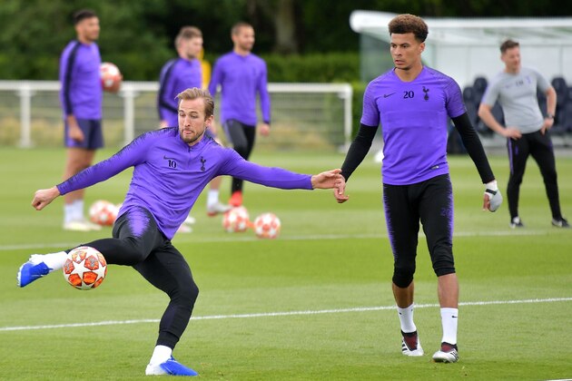 Tottenham Hotspur's English striker Harry Kane (L) and Tottenham Hotspur's English midfielder Dele Alli (2nd R) take part in a team training session at Tottenham Hotspur's Enfield Training Centre, north London, on May 27, 2019 ahead of their UEFA Champions League Final football match against Liverpool. (Photo by Daniel LEAL-OLIVAS / AFP)        (Photo credit should read DANIEL LEAL-OLIVAS/AFP/Getty Images)