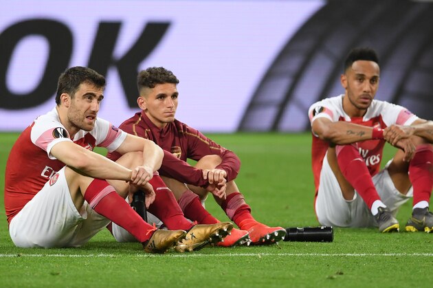 BAKU, AZERBAIJAN - MAY 29:  Sokratis Papastathopoulos, Lucas Torreira, and Pierre-Emerick Aubameyang of Arsenal look dejected following their sides defeat in the UEFA Europa League Final between Chelsea and Arsenal at Baku Olimpiya Stadionu on May 29, 2019 in Baku, Azerbaijan. (Photo by Michael Regan/Getty Images)
