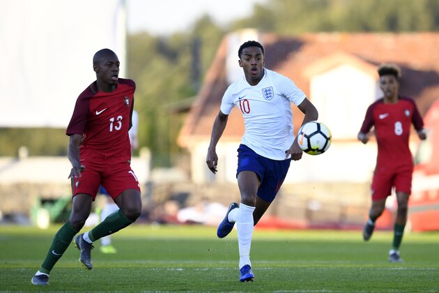 PENAFIEL, PORTUGAL - MARCH 26: Nuno Henrique of Portugal competes for the ball with Joe Willock of England during the International Friendly match between Portugal U20 and England U20 at Stadium Municipal 25 April on March 26, 2019 in Penafiel, Portugal. (Photo by Octavio Passos/Getty Images)