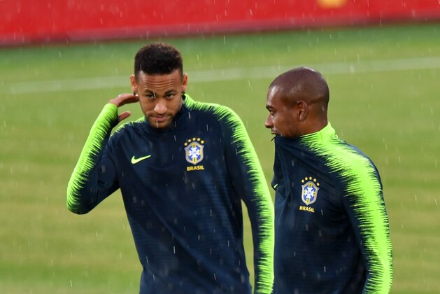 Brazil's midfielder Fernandinho (R) and forward Neymar attend a training session at the Tsentralny Stadium in Kazan on July 5, 2018, on the eve of the Russia 2018 World Cup quarter final football match between Belgium and Brazil. (Photo by SAEED KHAN / AFP)        (Photo credit should read SAEED KHAN/AFP/Getty Images)