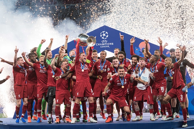 MADRID, SPAIN - JUNE 01: Players of FC Liverpool celebrate with the trophy after winning the UEFA Champions League Final between Tottenham Hotspur and Liverpool at Estadio Wanda Metropolitano on June 1, 2019 in Madrid, Spain. (Photo by TF-Images/Getty Images)