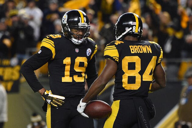 PITTSBURGH, PA - DECEMBER 16: Antonio Brown #84 of the Pittsburgh Steelers celebrates with JuJu Smith-Schuster #19 after a 17 yard touchdown reception in the first quarter during the game against the New England Patriots at Heinz Field on December 16, 2018 in Pittsburgh, Pennsylvania. (Photo by Joe Sargent/Getty Images)