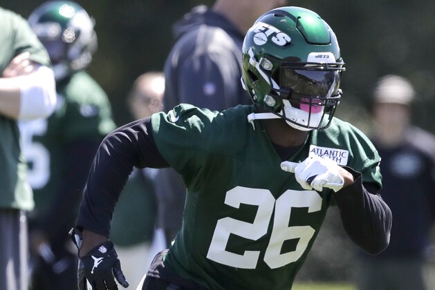New York Jets running back Le'Veon Bell runs a drill at the team's NFL football training facility in Florham Park, N.J., Tuesday, June 4, 2019. (AP Photo/Julio Cortez)