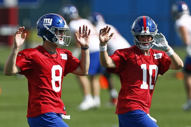 New York Giants quarterbacks Eli Manning (10) and Daniel Jones (8) warm up during an NFL football practice Monday, May 20, 2019, in East Rutherford, N.J. (AP Photo/Adam Hunger)