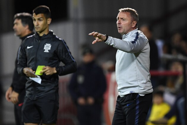 PENAFIEL, PORTUGAL - MARCH 26: Head coach Paul Simpson of England gives instrutions during the International Friendly match between Portugal U20 and England U20 at Stadium Municipal 25 April on March 26, 2019 in Penafiel, Portugal. (Photo by Octavio Passos/Getty Images)
