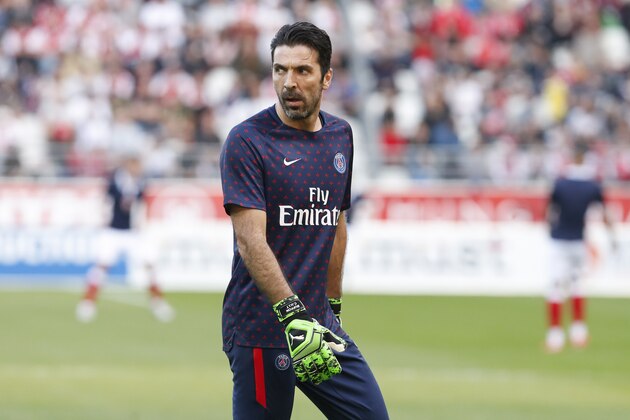 REIMS, FRANCE - MAY 24: Gianluigi Buffon #1 of Paris Saint-Germain warms up before the Ligue 1 match between Stade de Reims and Paris Saint-Germain at Stade Auguste Delaune on May 24, 2019 in Reims, France. (Photo by Catherine Steenkeste/Getty Images)