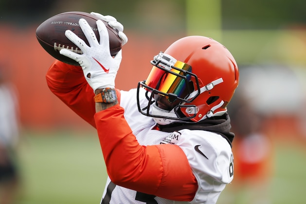 Cleveland Browns wide receiver Odell Beckham Jr. catches a pass during a drill at the team's NFL football training facility in Berea, Ohio, Tuesday, June 4, 2019. (AP Photo/Ron Schwane)