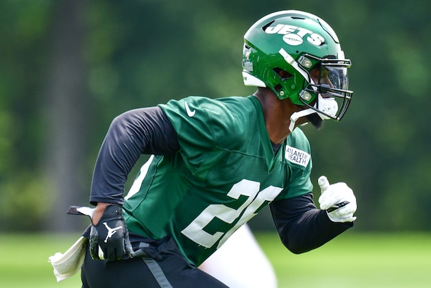 FLORHAM PARK, NJ - JUNE 05: LeVeon Bell #26 of the New York Jets performs drills during day two of mandatory minicamp at the Atlantic Health Jets Training Center on June 5, 2019 in Florham Park, New Jersey. (Photo by Mark Brown/Getty Images)