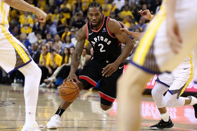 OAKLAND, CALIFORNIA - JUNE 05:  Kawhi Leonard #2 of the Toronto Raptors drives to the basket against the Toronto Raptors in the second half during Game Three of the 2019 NBA Finals at ORACLE Arena on June 05, 2019 in Oakland, California. NOTE TO USER: User expressly acknowledges and agrees that, by downloading and or using this photograph, User is consenting to the terms and conditions of the Getty Images License Agreement. (Photo by Ezra Shaw/Getty Images)