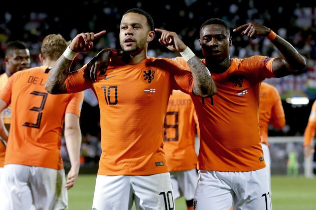 GUIMARAES, PORTUGAL - JUNE 6: Quincy Promes of Holland celebrates 3-1 with Memphis Depay of Holland  during the  UEFA Nations league match between Holland  v England  at the Estádio D. Afonso Henriques on June 6, 2019 in Guimaraes Portugal (Photo by Eric Verhoeven/Soccrates/Getty Images)
