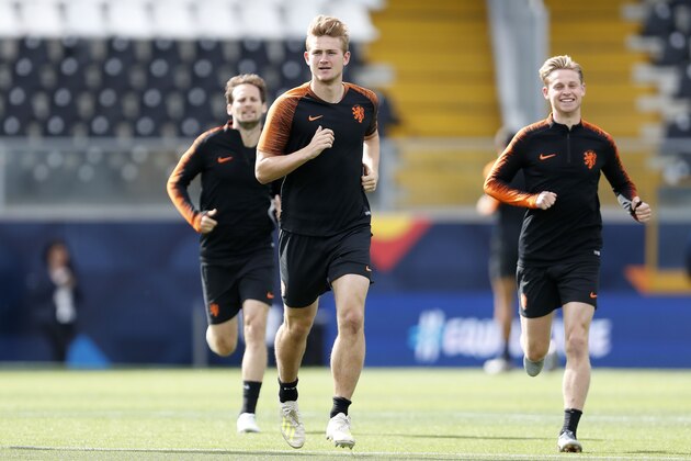 (L-R) Daley Blind of Holland, Matthijs de Ligt of Holland, Frenkie de Jong of Holland during a training session prior to the UEFA Nations League semi final match between The Netherlands and England at Estadio D. Afonso Henriques on June 05, 2019 in Guimaraes, Portugal(Photo by VI Images via Getty Images)