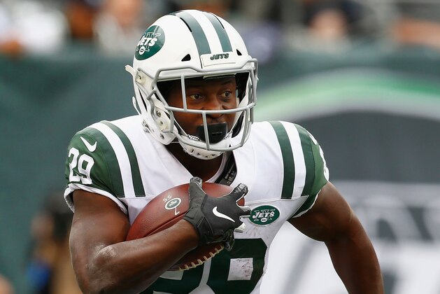 EAST RUTHERFORD, NJ - OCTOBER 14:  Running back Bilal Powell #29 of the New York Jets runs the ball against the Indianapolis Colts during the second quarter at MetLife Stadium on October 14, 2018 in East Rutherford, New Jersey.  (Photo by Mike Stobe/Getty Images)