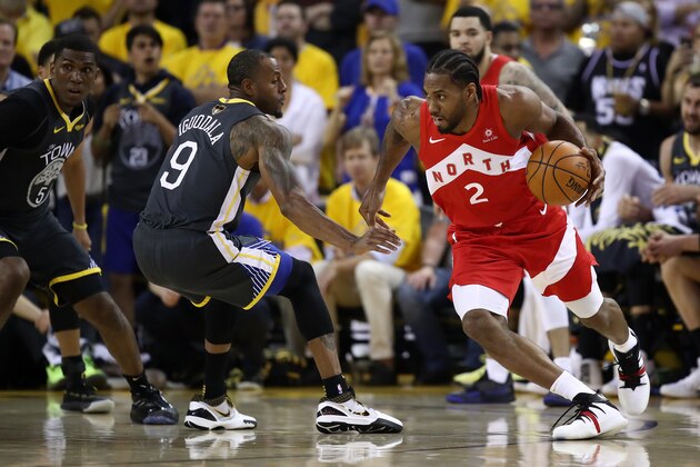 OAKLAND, CALIFORNIA - JUNE 07:  Kawhi Leonard #2 of the Toronto Raptors is defended by Andre Iguodala #9 of the Golden State Warriors in the first half during Game Four of the 2019 NBA Finals at ORACLE Arena on June 07, 2019 in Oakland, California. NOTE TO USER: User expressly acknowledges and agrees that, by downloading and or using this photograph, User is consenting to the terms and conditions of the Getty Images License Agreement. (Photo by Ezra Shaw/Getty Images)