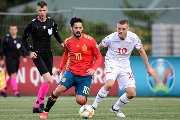 Faroe Islands' midfielder Solvi Vatnhamar (R) challenges Spain's midfielder Isco during the UEFA Euro 2020 group F qualifying football match between Faroe Islands and Spain at the Trosvollur stadium in Torshavn on June 7, 2019. (Photo by JAVIER SORIANO / AFP)        (Photo credit should read JAVIER SORIANO/AFP/Getty Images)