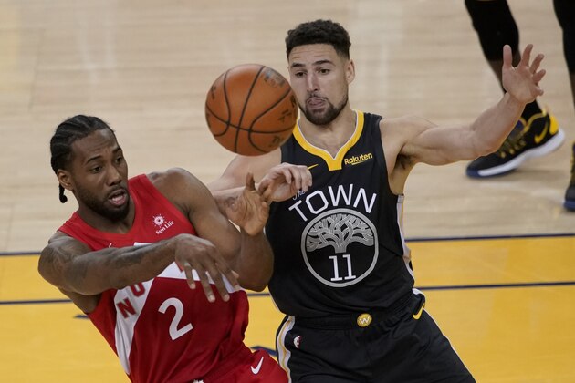 Toronto Raptors forward Kawhi Leonard (2) passes the ball in front of Golden State Warriors guard Klay Thompson (11) during the second half of Game 4 of basketball's NBA Finals in Oakland, Calif., Friday, June 7, 2019. (AP Photo/Tony Avelar)
