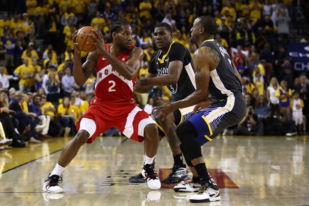 OAKLAND, CALIFORNIA - JUNE 07:  Kawhi Leonard #2 of the Toronto Raptors handles the ball on offense against the Golden State Warriors in the second half during Game Four of the 2019 NBA Finals at ORACLE Arena on June 07, 2019 in Oakland, California. NOTE TO USER: User expressly acknowledges and agrees that, by downloading and or using this photograph, User is consenting to the terms and conditions of the Getty Images License Agreement. (Photo by Ezra Shaw/Getty Images)