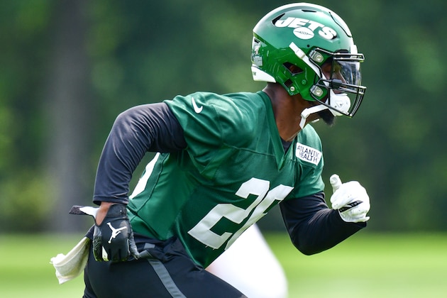 FLORHAM PARK, NJ - JUNE 05: LeVeon Bell #26 of the New York Jets performs drills during day two of mandatory minicamp at the Atlantic Health Jets Training Center on June 5, 2019 in Florham Park, New Jersey. (Photo by Mark Brown/Getty Images)