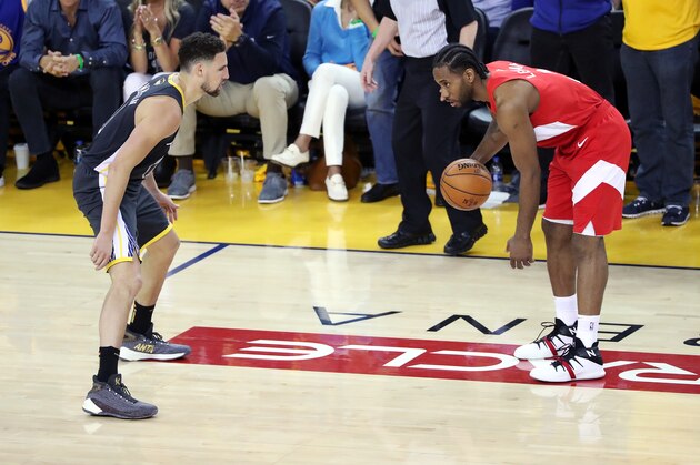 OAKLAND, CA - JUNE 7: Klay Thompson #11 of the Golden State Warriors defends Kawhi Leonard #2 of the Toronto Raptors during Game Four of the NBA Finals on June 7, 2019 at ORACLE Arena in Oakland, California. NOTE TO USER: User expressly acknowledges and agrees that, by downloading and/or using this photograph, user is consenting to the terms and conditions of Getty Images License Agreement. Mandatory Copyright Notice: Copyright 2019 NBAE (Photo by Joe Murphy/NBAE via Getty Images)