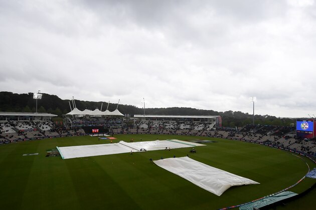 SOUTHAMPTON, ENGLAND - JUNE 10: A General view of the Ageas Bowl as the covers are put back on during the Group Stage match of the ICC Cricket World Cup 2019 between South Africa and West Indies at The Hampshire Bowl on June 10, 2019 in Southampton, England. (Photo by Alex Davidson/Getty Images)