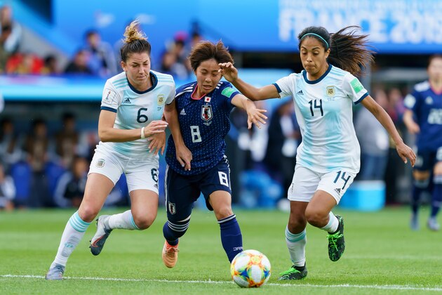 PARIS, FRANCE - JUNE 10: Aldana Cometti of Argentina, Mana Iwabuchi of Japan and Miriam Mayorga of Argentina battle for the ball during the 2019 FIFA Women's World Cup France group D match between Argentina and Japan at Parc des Princes on June 10, 2019 in Paris, France. (Photo by TF-Images/Getty Images)