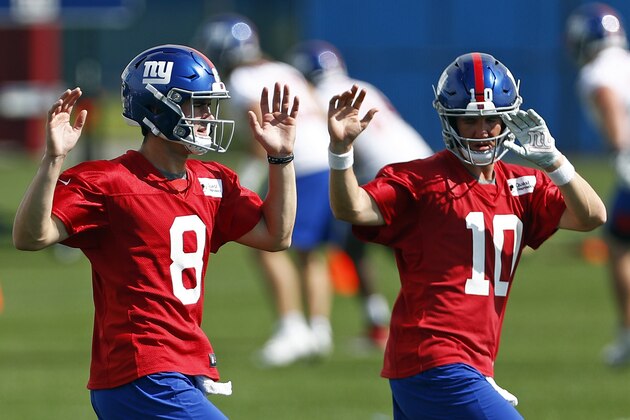 New York Giants quarterbacks Eli Manning (10) and Daniel Jones (8) warm up during an NFL football practice Monday, May 20, 2019, in East Rutherford, N.J. (AP Photo/Adam Hunger)