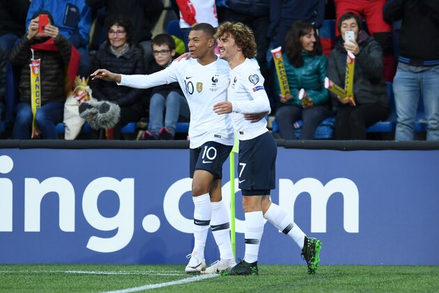 ANDORRA LA VELLA, ANDORRA - JUNE 11: Kylian Mbappe of France celebrates with teammate Antoine Griezmann of France after scoring his team's first goal during the UEFA Euro 2020 Qualification match between Andorra and France on June 11, 2019 in Andorra la Vella, Andorra. (Photo by David Ramos/Getty Images)