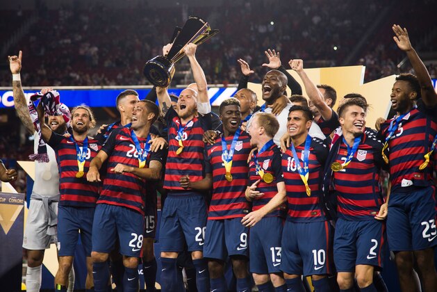 USA team captain Michael Bradley holds up the trophy as he celebrates with teammates after USA defeated Jamaica 2-1 in the 2017 CONCACAF Final, July 26, 2017 at Levi's Stadium in Santa Clara, California. / AFP PHOTO / Robyn Beck        (Photo credit should read ROBYN BECK/AFP/Getty Images)