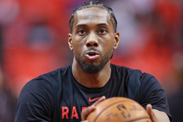 TORONTO,ONTARIO - JUNE 10:  Kawhi Leonard #2 of the Toronto Raptors warms up prior to action against the Golden State Warriors in Game Five of the 2019 NBA Finals at Scotiabank Arena on June 10, 2019 in Toronto, Canada. NOTE TO USER: User expressly acknowledges and agrees that, by downloading and or using this photograph, User is consenting to the terms and conditions of the Getty Images License Agreement. (Photo by Claus Andersen/Getty Images)