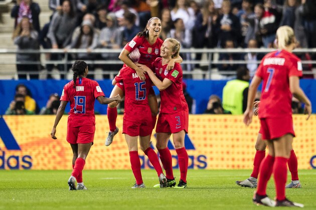 REIMS, FRANCE - JUNE 11: The American Squad celebrates their victory during the 2019 FIFA Women's World Cup France group F match between USA and Thailand at Stade Auguste Delaune on June 11, 2019 in Reims, France. (Photo by Marcio Machado/Getty Images)
