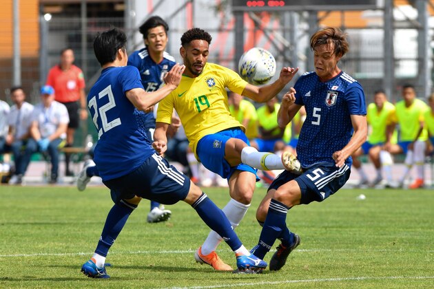 Brazilian Matheus Cunha (C) vies with Japanese Shunta Tanaka (L) and Takuma Ominami (R) during the Maurice Revello International tournament Under 20 football final match between Brazil and Japan at the Marcel Roustan stadium in Salon-de-Provence, southeastern France, on June 15, 2019. (Photo by GERARD JULIEN / AFP)        (Photo credit should read GERARD JULIEN/AFP/Getty Images)