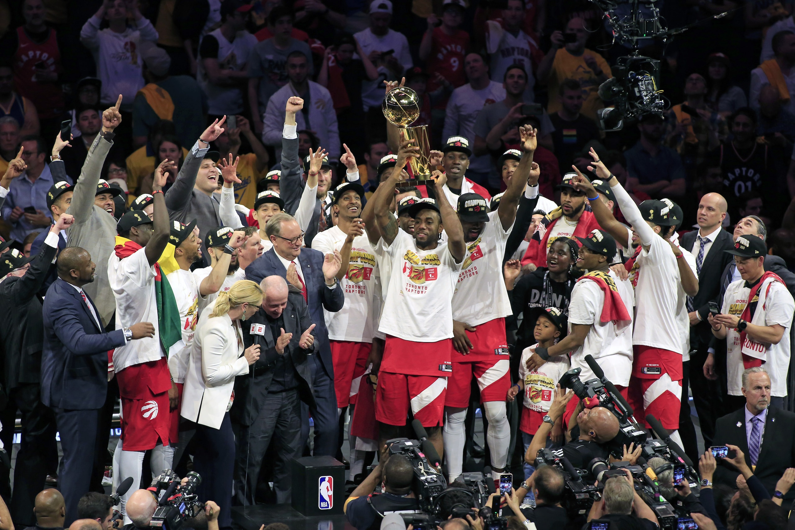 OAKLAND, CA - JUNE 13:  Kawhi Leonard #2 of the Toronto Raptors holds up the Larry O'Brien trophy after defeating the Golden State Warriors during Game Six of the NBA Finals on June 13, 2019 at Oracle Arena in Oakland, California. NOTE TO USER: User expressly acknowledges and agrees that, by downloading and/or using this photograph, user is consenting to the terms and conditions of the Getty Images License Agreement. Mandatory Copyright Notice: Copyright 2019 NBAE (Photo by Jack Arent/NBAE via Getty Images)
