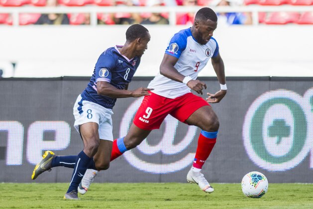 Haiti's player Duckens Nazon(R) vies for the ball with Bermuda's player Donte Brangman during their CONCACAF Gold Cup 2019 footbal match, at the National Stadium in San Jose, Costa Rica, on June 16, 2019. (Photo by Ezequiel BECERRA / AFP)        (Photo credit should read EZEQUIEL BECERRA/AFP/Getty Images)