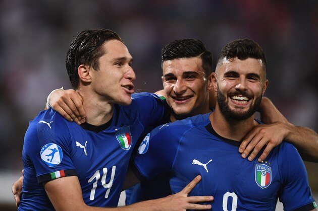 BOLOGNA, ITALY - JUNE 16:  Federico Chiesa, Riccardo Orsolini and Patrick Cutrone of Italy celebrate at the end of the 2019 UEFA U-21 Group A match between Italy and Spain at Renato Dall'Ara stadium on June 16, 2019 in Bologna, Italy.  (Photo by Claudio Villa/Getty Images)
