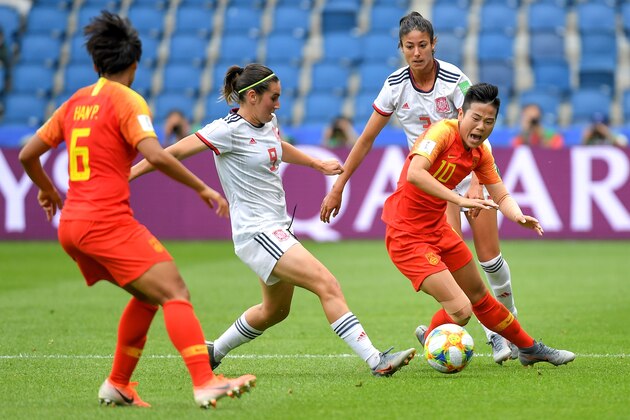 Spain's forward Mariona Caldentey (C) vies with China's forward Ying Li during the France 2019 Women's World Cup Group B football match between China and Spain, on June 17, 2019, at the Oceane Stadium in Le Havre, northwestern France. (Photo by LOIC VENANCE / AFP)        (Photo credit should read LOIC VENANCE/AFP/Getty Images)