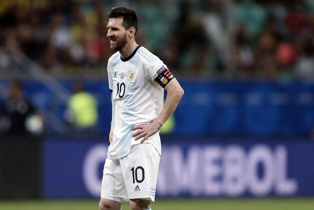 SALVADOR, BRAZIL - JUNE 15: Lionel Messi of Argentina reacts during the Copa America Brazil 2019 group B match between Argentina and Colombia at Arena Fonte Nova on June 15, 2019 in Salvador, Brazil. (Photo by Gustavo Ortiz/Jam Media/Getty Images)